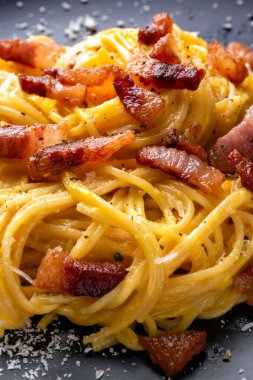 Lezzetli spagetti carbonara, geleneksel Roma makarnası tarifi yumurta, guanciale, pecorino ve karabiber, İtalyan yemeği.
