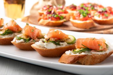 Somonlu crostini, krem peynirli ve kabaklı, yakın görüş, seçici odaklanma