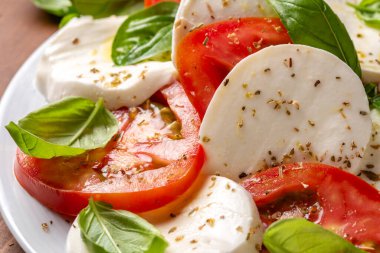 mozzarella peynirli caprese salatası, domates, fesleğen ve zeytinyağı.