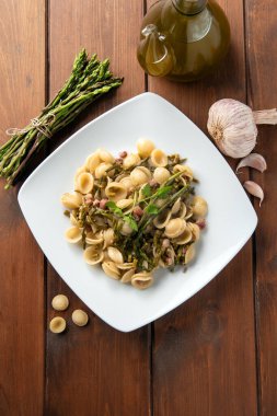 Kuşkonmaz ve pastırmalı orkestra makarna.