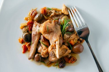 Coniglio alla cacciatora, lezzetli zeytin ve sebze soslu tipik bir İtalyan tavşan eti tarifi, Avrupa gastronomisi