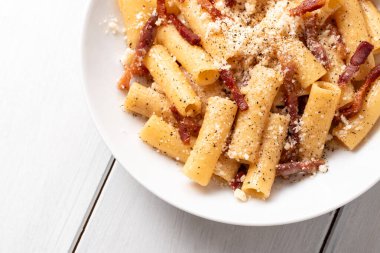 Pastırma ve peynirli Maccheroni alla gricia, yakından bak.