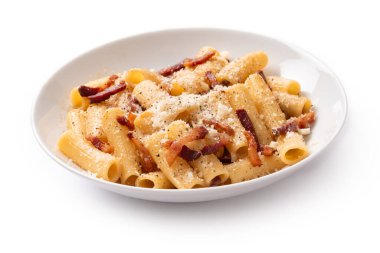 Pastırma ve peynirli Maccheroni alla gricia, yakından bak.