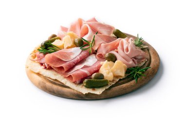 Prosciutto, jambon, salatalık turşusu, zeytin ve peynirli pandispanya. İtalyan yemeği..