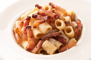 Pastırma ve peynirli Maccheroni alla gricia, yakından bak.