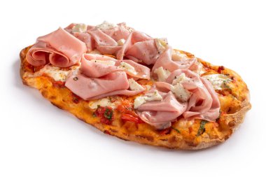 Beyaz arka planda jambonlu ve peynirli pizza
