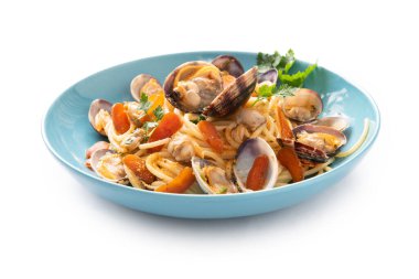 Beyaz arka planda midyeli, domatesli ve maydanozlu İtalyan makarnası