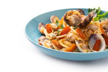 Beyaz arka planda midyeli, domatesli ve maydanozlu İtalyan makarnası