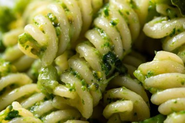 Ev yapımı makarna ve pesto sosu. Yakın çekim.