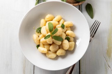 Yapraklı ve peynirli gnocchi, üst manzara.