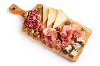 Lezzetli jambon, salam, zeytin ve peynirli ahşap tahta.