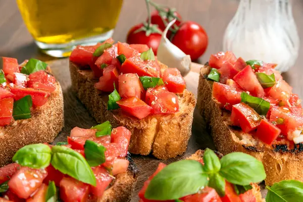 Lezzetli bruschetta, taze domates, fesleğen ve zeytinyağı, İtalyan atıştırmalığı, Akdeniz gastronomisi.