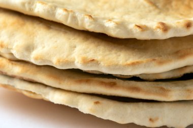 Beyaz masada ev yapımı ekmek.