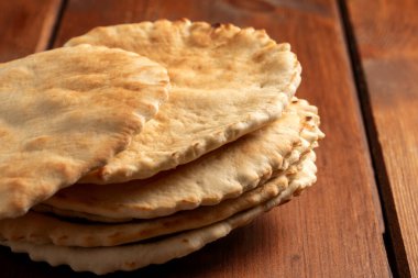 Tahta masada ev yapımı düz ekmek.