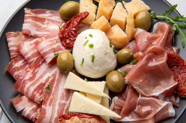 İtalyan antipasto, prosciutto, peynir çeşitleri ve zeytinler, yakın görüş.