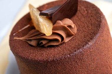 Kremalı çikolatalı pasta, yakın görüş.