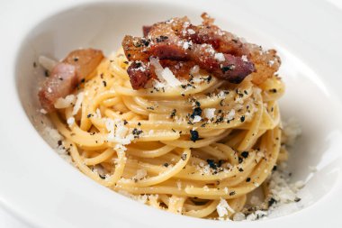 Peynirli ve pastırmalı carbonara makarnası.