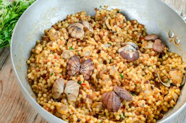 İstiridyeli fregula, deniz ürünleri soslu geleneksel sardalya makarnası tarifi, İtalyan makarnası, Avrupa gastronomisi