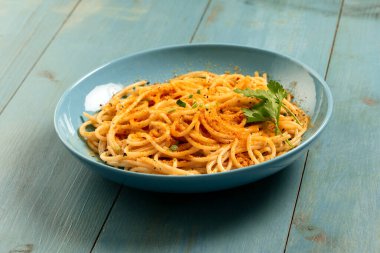 Tipik tekir balıklı spagetti tabağı, sardunya makarnası, İtalyan mutfağı.