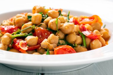 Lezzetli nohut çorbası, roka, domates, vejetaryen yemeği.