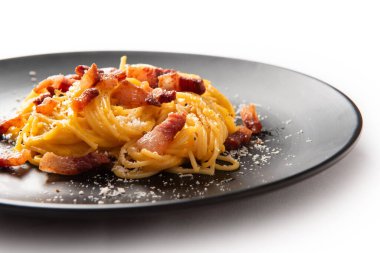 Lezzetli spagetti carbonara, geleneksel Roma makarnası tarifi yumurta, guanciale, pecorino ve karabiber, İtalyan yemeği.