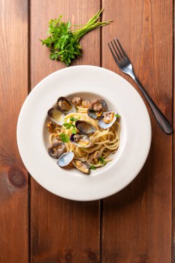 Lezzetli istiridye spagetti tabağı, İtalyan makarnası, Akdeniz gastronomisi, üst manzara.