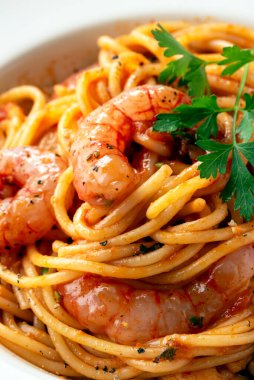 Kırmızı karides soslu lezzetli spagetti, İtalyan makarnası, Akdeniz mutfağı.