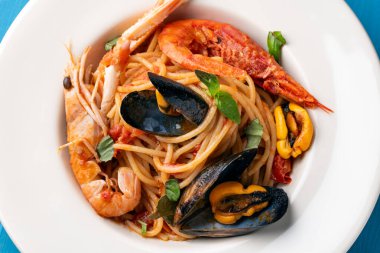 Lezzetli spagetti allo scoglio tabağı, tipik bir İtalyan makarnası, deniz ürünleri soslu, üst manzara, Akdeniz yemekleri.