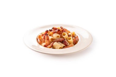 Lezzetli mezze maniche alla gricia, pekorino, guanciale ve karabiberli geleneksel bir makarna tarifi Roma mutfağı, İtalyan makarnası, Avrupa yemeği.