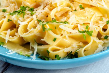 Bir tabak geleneksel fettuccine Alfredo. Parmesan ve tereyağlı makarna tarifi. İtalyan yemekleri, Avrupa gastronomisi.