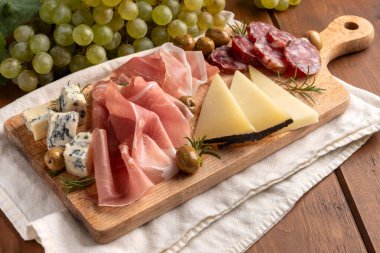 Dilimlenmiş prosciutto crudo, gorgonzola, pecorino ve salam, İtalyan başlangıçlar, Avrupa gastronomisi