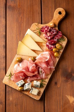 Dilimlenmiş prosciutto crudo, gorgonzola, pecorino ve salam, İtalyan başlangıçlar, Avrupa gastronomisi 