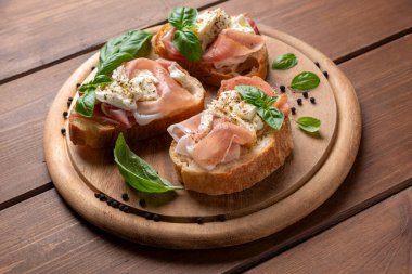 Mozarella ve prosciutto kabuklu lezzetli bruschetta, İtalyan aperatifleri, Avrupa aperatifleri