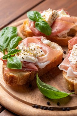 Mozarella ve prosciutto kabuklu lezzetli bruschetta, İtalyan aperatifleri, Avrupa aperatifleri