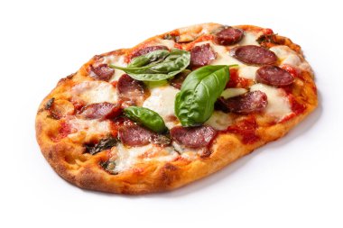 Mozarella soslu lezzetli pizza, domates sosu, domuz sosisi ve siyah zeytin, İtalyan yemeği.