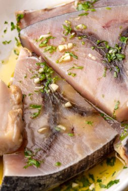 Terbiye edilmiş kılıç balığı bifteği, yakın çekim manzarası, İtalyan mutfağı. 