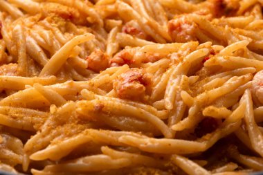 Tipik tekir balıklı spagetti tabağı, sardunya makarnası, İtalyan mutfağı.