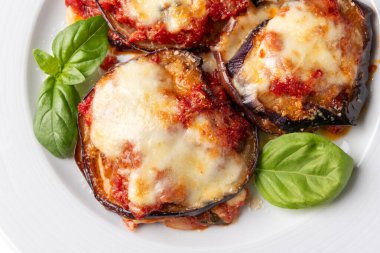 Melanzane alla parmigiana, geleneksel patlıcan tarifi. Soslu, parmesanlı ve mozzarellalı, İtalyan yemeği.