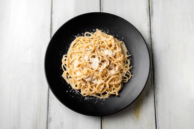 Tipik kakio ve pepe spagetti tabağı, pekorino ve Roma mutfağının kara biberli geleneksel bir makarna tarifi, İtalyan yemeği, Avrupa gastronomisi