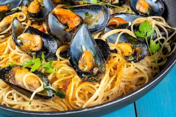 stock image Plate of delicious spaghetti with clams, mussels and bottarga, italian pasta, mediterranean cuisine 