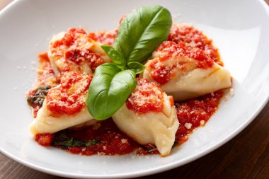Culurgiones ogliastrini, pekorino, patates ve nane ile doldurulmuş geleneksel sardalya makarnası ve üstüne domates sosu, İtalyan mutfağı, Avrupa gastronomisi.