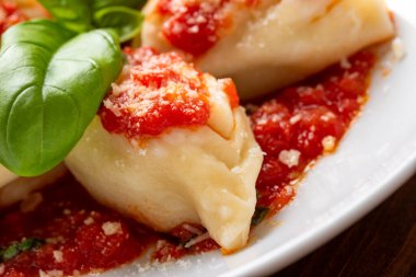 Culurgiones ogliastrini, pekorino, patates ve nane ile doldurulmuş geleneksel sardalya makarnası ve üstüne domates sosu, İtalyan mutfağı, Avrupa gastronomisi.