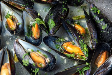 Lezzetli baharatlı midye sote, Akdeniz mutfağı, İtalyan yemeği.