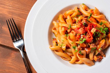 Etli ve soslu lezzetli İtalyan makarnasının yakın plan görüntüsü.    