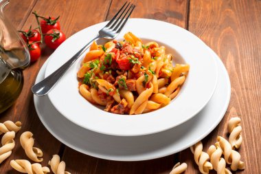 Etli ve soslu lezzetli İtalyan makarnasının yakın plan görüntüsü.    