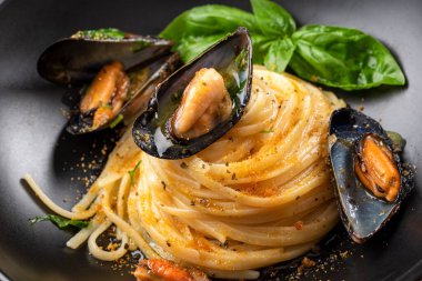 Lezzetli İtalyan makarnası ve deniz ürünleri yakın plan görüntüsü.       