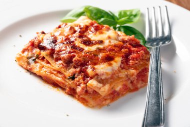 Lezzetli İtalyan lazanyası yakın plan görüntüsü.