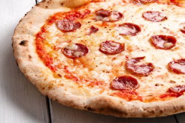 Salamlı İtalyan pizzasının yakın plan görüntüsü.      