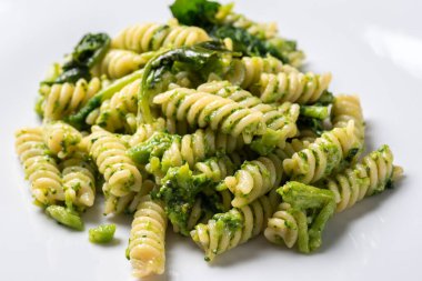 Lezzetli İtalyan fusilli makarna ve brokoli.         