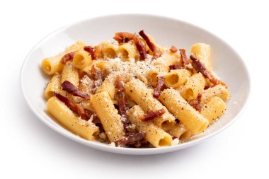 Pastırmalı, biberli ve peynirli İtalyan makarnası.       